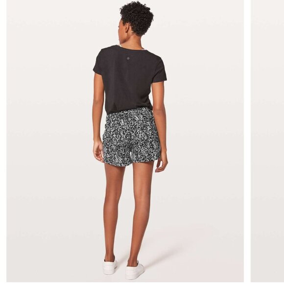 Lululemon On The Fly Short 2.5" Chirasu Black Size 8 - Picture 3 of 8